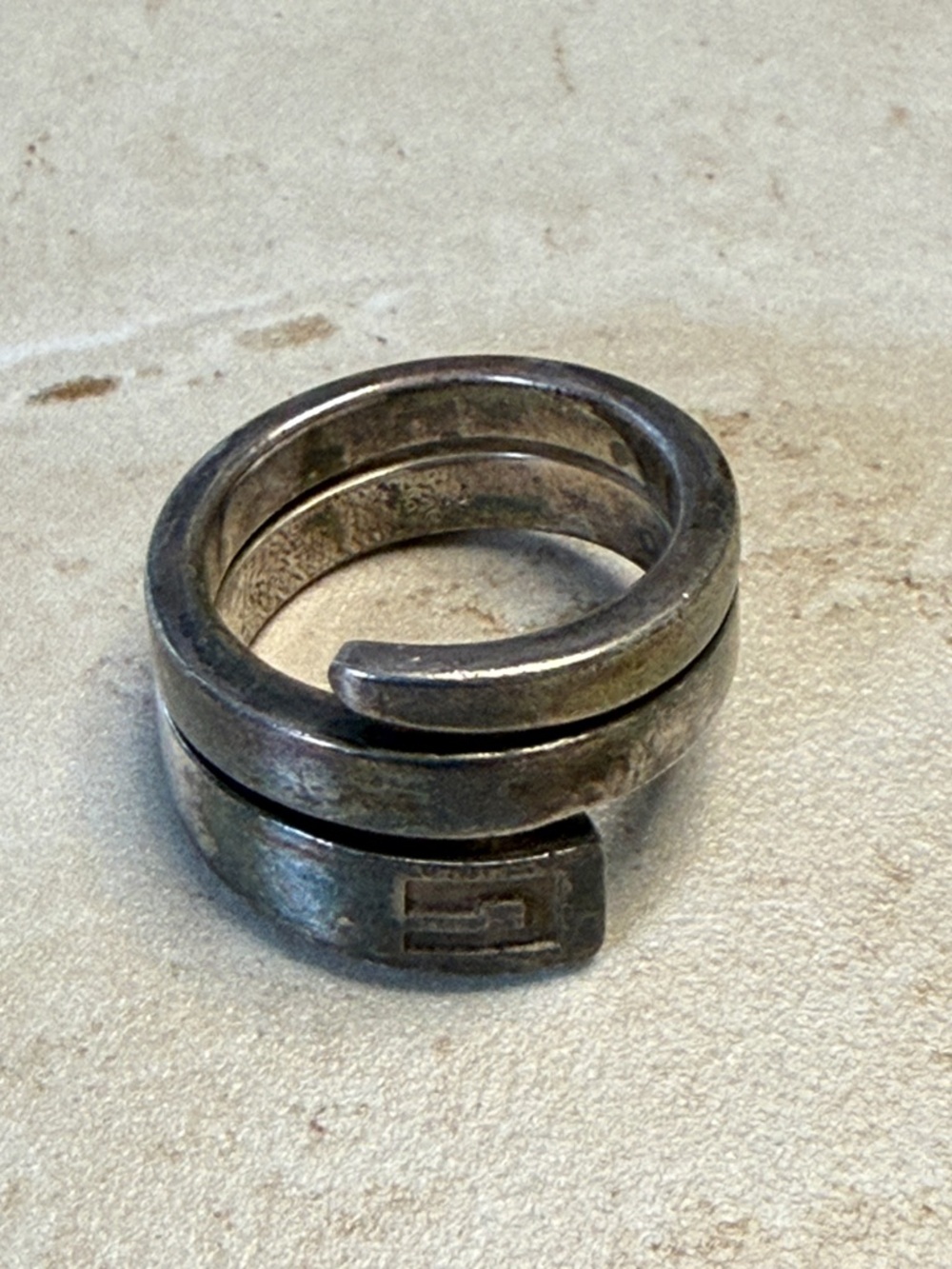 Gucci Silver G Logo Spiral Ring - Picture 2 of 4